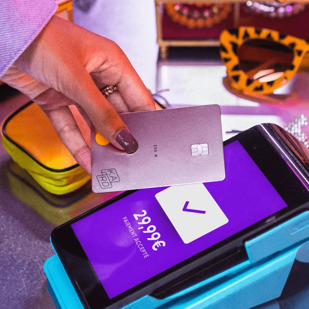 Une adolescente qui effectue un paiement son conctat avec sa carte pour mineur Kard